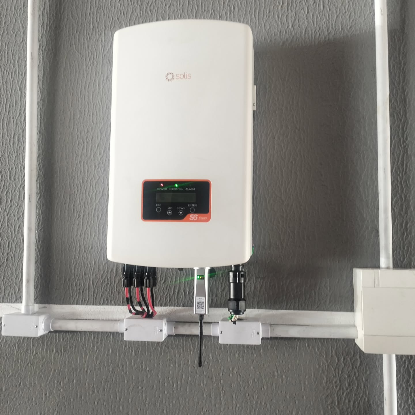 Inversor solar em operação com string box