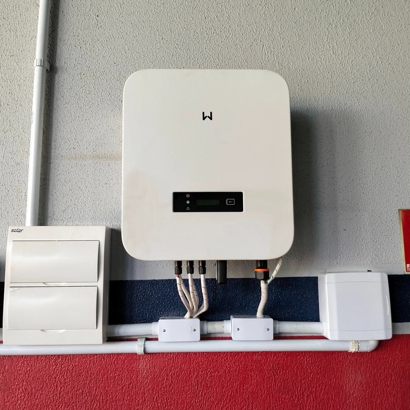 Inversor fotovoltaico instalado e conectado