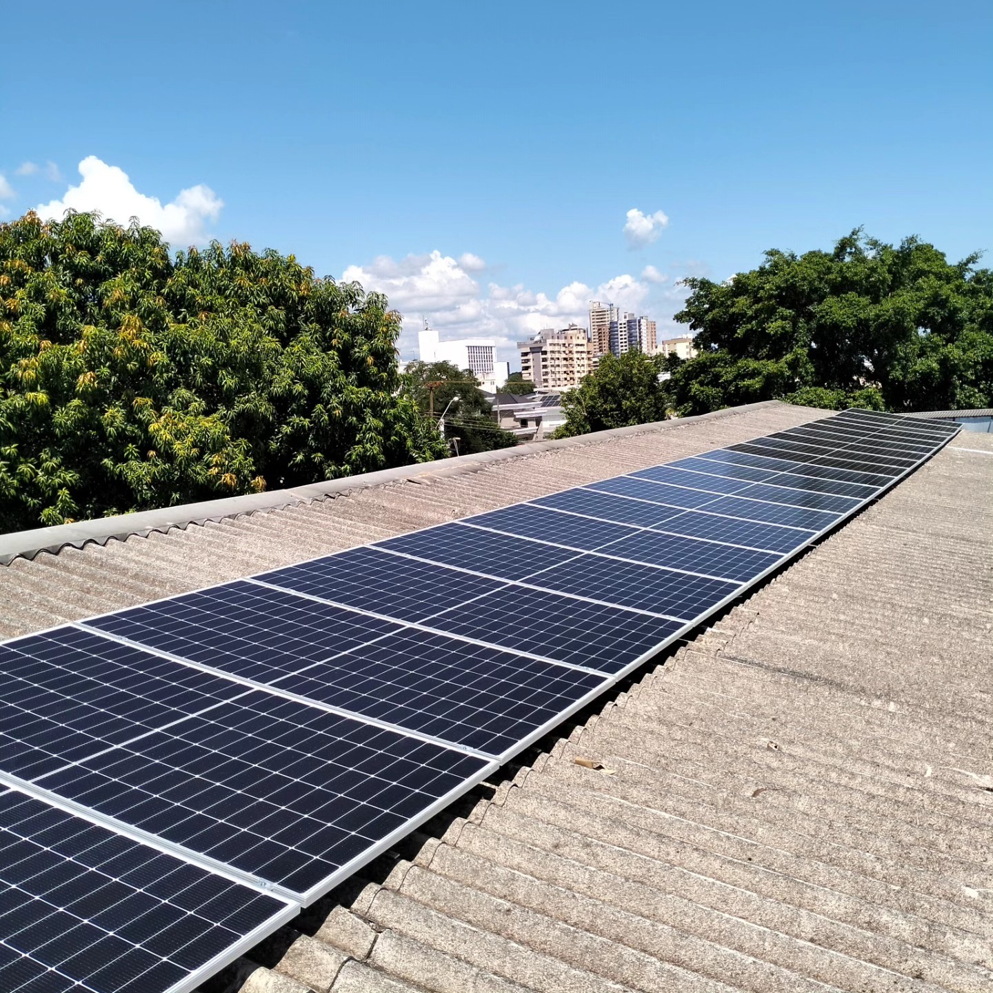 Usina fotovoltaica instalada em telhado comercial