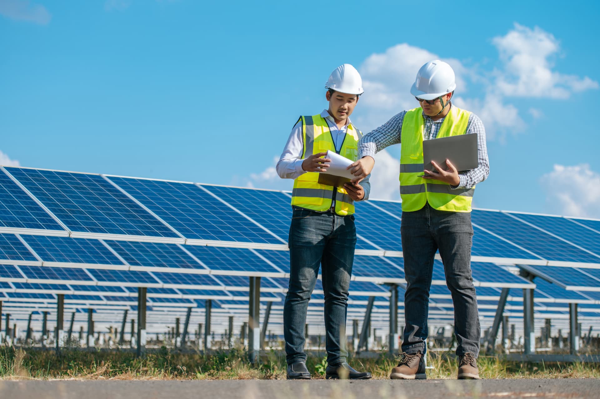 Profissionais realizando a instalação de placas solares