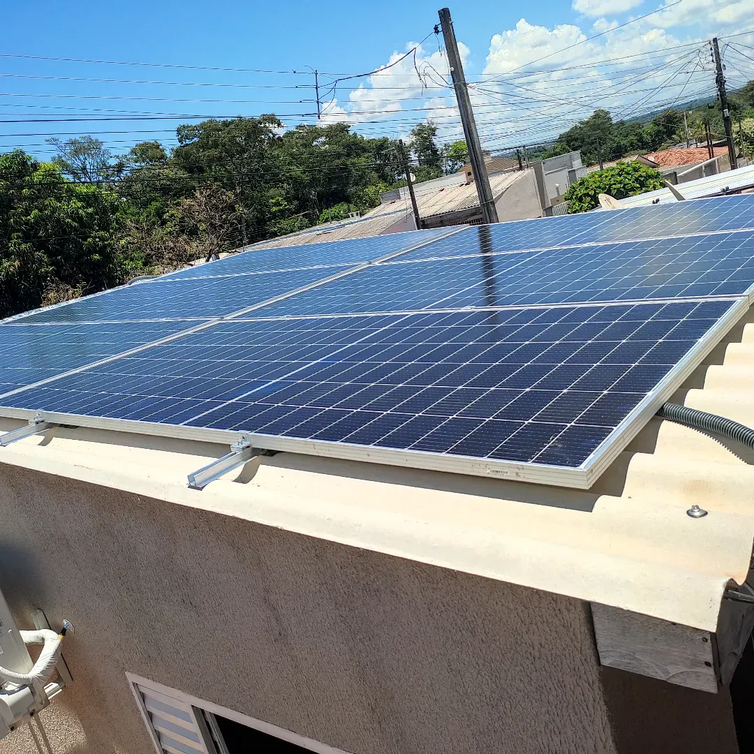 Módulos fotovoltaicos alinhados em telhado